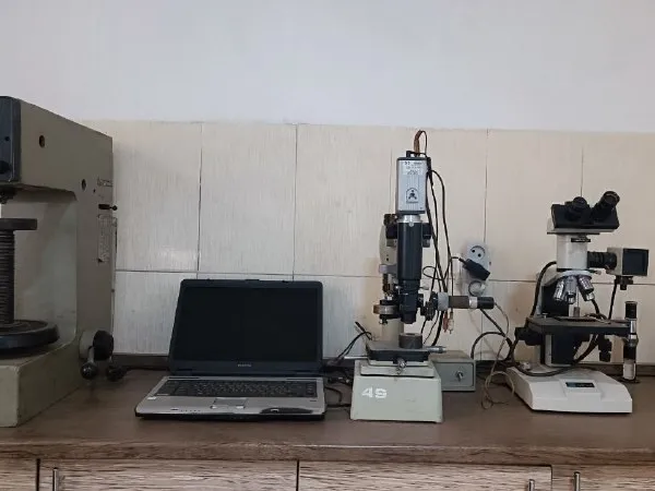 میز آزمایشگاه با سختیسنجها و میکروسکوپ